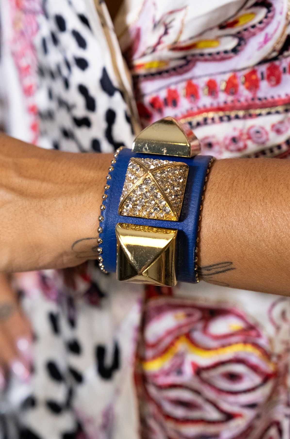 Juicy couture 2000s wrist cuff bracelet stud blue and gold diamonds - Image 2